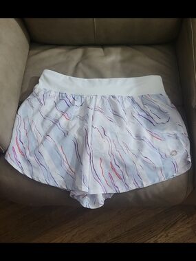Pro Player White Athletic Shorts with Multicolor Wave Lines
